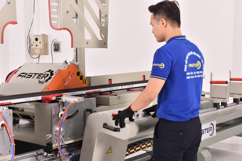 Chỉ cần một nhân viên đứng vận hành máy